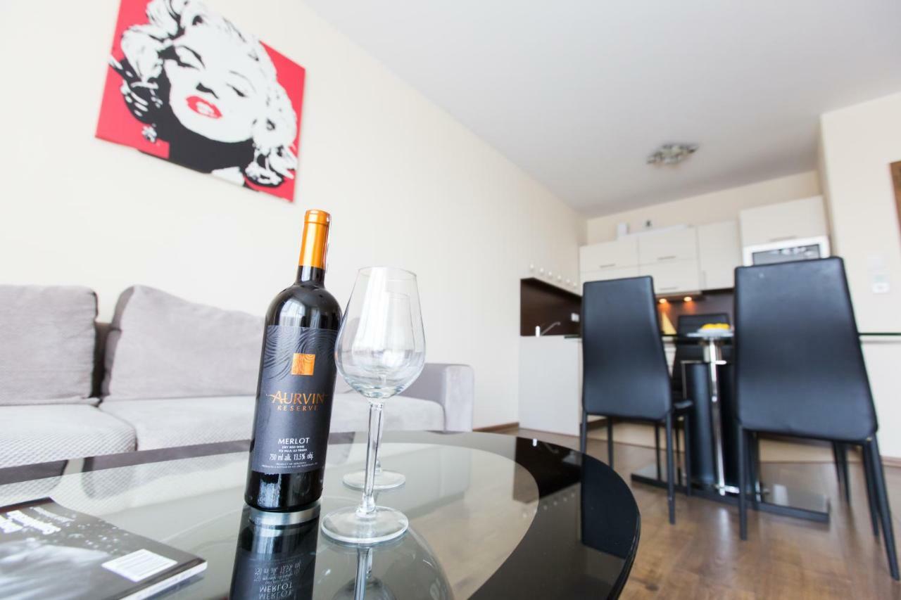 Pcd Aparthotel Ochota Warszawa Exteriör bild